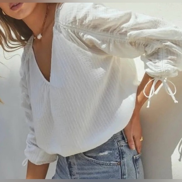 Preowned ASTR Label White V Neck Blouse Top with Ruched Sleeves - size M - Picture 4 of 14